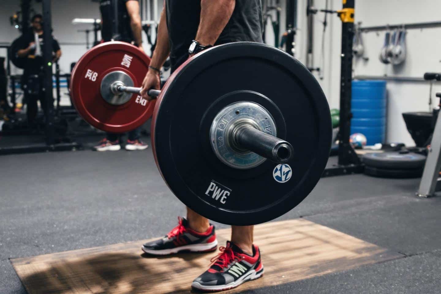 Combien pèse une barre de musculation : poids et standards