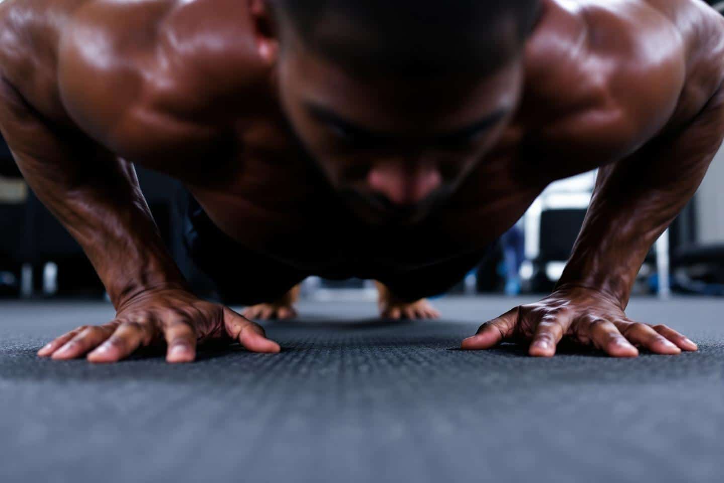 Quel muscle travaille les pompes : guide anatomique complet